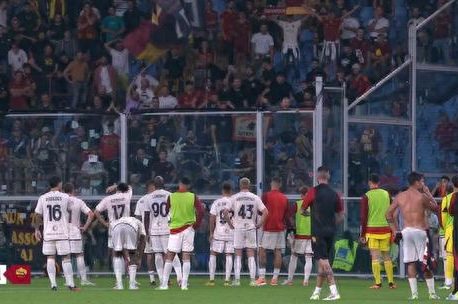 客场惨败热那亚后，罗马全队前往客队球迷区接受球迷批评